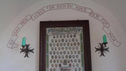 Bild: amö
Im Winklarner Leichenhaus finden sich die Bilder und Namen der Gefallenen und Vermissten der Pfarrgemeinde aus dem Zweiten Weltkrieg