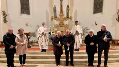 Bild: bk
Drei Paare feiern in Weiherhammer gemeinsam einen Gottesdienst und danken Gott für viele gemeinsame Ehejahre.