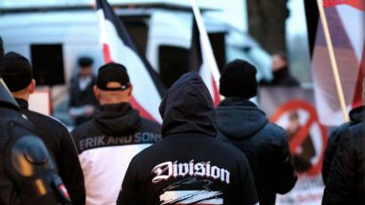 Archivbild: Ole Spata, dpa
Hannover Ende 2019: Neonazis demonstrieren gegen Journalisten, die kritisch über die rechte Szene berichtet hatten. Immer wieder kommt es bei Demos zu Übergriffen auf Medienvertreter. Die meisten Attacken, 77 Prozent, seien dem rechten Lager zuzuordnen, so eine Studie des Europäischen Zentrums für Presse- und Medienfreiheit.