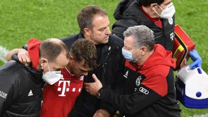 Bild: Martin Meissner/dpa
Joshua Kimmich (Zweiter von links) wird verletzt vom Platz geführt.