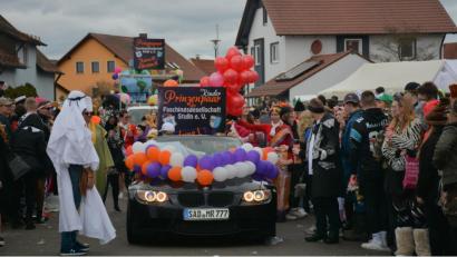 Archivbild: Freya Stoeckl
Bauern, Bier und Bons hatten Hochkonjunktur, als der Stullner Faschingszug heuer im Februar lautstark durch die Ortschaft tingelte. Im Februar 2021 wird es höchstwahrscheinlich keine Neuauflage des Spektakels geben.