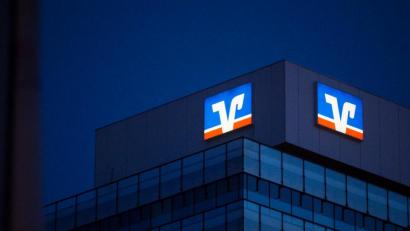 Symbolbild: Marijan Murat/dpa
Die Volks- und Raiffeisenbanken hatten am Montag technische Probleme.