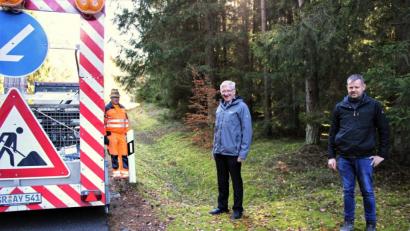 Bild: njn
Fein säuberlich wurden die neuen eindrehbaren Steckleitpfosten mit Lochung für Schneezeichen durch die Firma Groß aus Pösing verbaut. Mit auf dem Bild (von rechts) Technischer Angestellter Markus Meyer und Bürgermeister Johannes Reger.