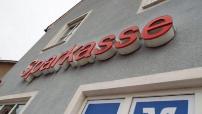 Symbolbild: ll
Nur ein Beispiel in der Region: Die gemeinsame Bankfiliale von Sparkasse und Raiffeisenbank in Michelfeld bei Auerbach (Kreis Amberg-Sulzbach) schließt. Die beiden Kreditinstitute denken jedoch über eine räumliche Zusammenarbeit an anderen Standorten nach.