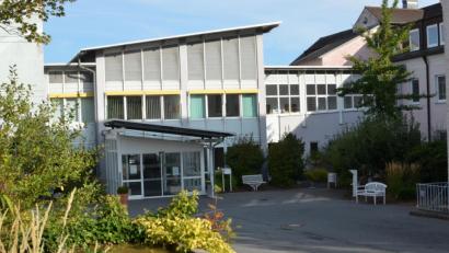 Bild: Benkhardt
Die Fachklinik für Geriatrische Rehabilitation in Erbendorf hat 80 Betten auf drei Stationen.