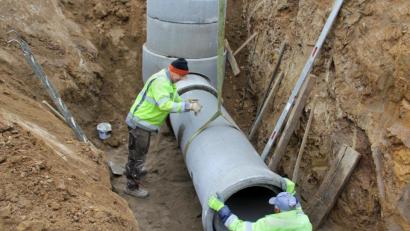 Bild: boj
Große Rohrleitungen brachte der Bautrupp für die Beseitigung des Niederschlagswassers aus der Dietersdorfer Straße in die Erde. Hier sind die Arbeiter wenige Meter vor dem Ziel am Kapellenweg tätig.