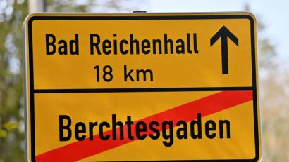 Bild: Peter Kneffel/dpa
Das Ortsausfahrtsschild von Berchtesgaden mit Entfernungsangabe in die Kreissstadt Bad Reichenhall. Wegen der hohen Covid-19-Infektionszahlen traten Ausgangsbeschränkungen im Landkreis Berchtesgadener Land in Kraft.