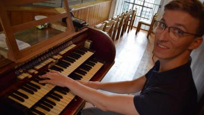 Bild: szl
Florian Löw am Spieltisch der Weise-Orgel in der Plößberger Pfarrkirche.