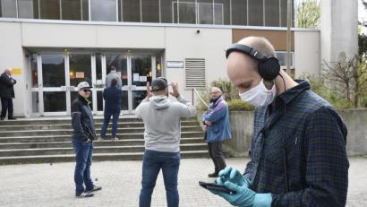 Bild: Petra Hartl
Wer am Mittwochnachmittag zum Blutspenden in die GMG-Turnhalle geht, muss Maske tragen. Am Eingang wird Fieber gemessen. Alle unter 37,5 Grad dürfen rein.