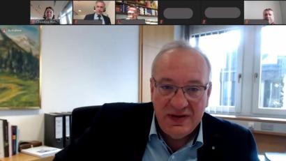 Screenshot: Christina Ponader/exb
Schirmherr und Bezirkstagspräsident Franz Löffler, zugeschaltet aus Cham, lobte die Einbindung von Gebärdendolmetscherinnen sowie deutsch-tschechischer Dolmetscherinnen.