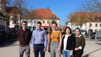 Bild: exb
An der Spitze des Jugendrates stehen (von links): Lukas Eckert, Lukas Üblacker, Lena Mayerhöfer, Lea Klarner und Laura Bitterer. Das Bild zeigt das Gremium nach der Wahl im vergangenen Jahr (deshalb keine Masken und geringer Abstand).