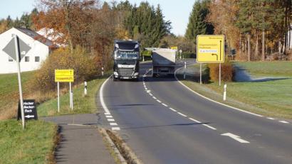 Bild: bkr
Eng auf der Staatsstraße wird es beim Begegnungsverkehr von Schwertransporten – und der wächst ständig. Fußgängern bleibt nur noch, in den Straßengraben auszuweichen.