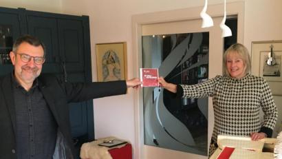 Bild: phs
Marianne Rüb und Peter Pollinger sind stolz auf ihren Weidener Kammerchor, der als Wettbewerbspreisträger eine CD eingesungen hat. Von der Idee, die Scheibe vorzustellen, müssen sie wegen Corona seit fast einem Jahr Abstand nehmen.