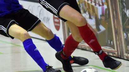 Archivbild: af
24 Stunden Hallenfußball am Stück sind in Corona-Zeiten nicht möglich. Der seit langem geplante Benefiz-Kick muss auf 2022 verschoben werden.