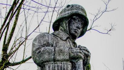 Bild: Jochen Neumann
Seit 90 Jahren erinnert der nachdenkliche Soldat im Wachanzug an die Opfer von Kriegen. Im September 1930 wurde das Kriegerdenkmal aus Granit errichtet.
