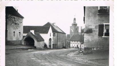Archivbild: exb
Einer der 14 Backöfen, in dem bis in die 60er Jahre Brot- und Kirwakuchen gebacken wurden. Leider blieb kein einzier dem Markt erhalten. Links im Bild das alte Rathaus, unterhalb das alte Schulhaus, heute Autowerkstatt, das ehemalige Wirthaus "Hansmatters" (später Panzerwirt) und die evangelische St.-Martins-Kirche.