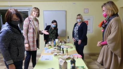 Bild: ohr
Die diesjährige Fortbildung für Ernährungsfachfrauen und Referentinnen in der Ernährung an der Landwirtschaftsschule Nabburg thematisierte „Bayerische pflanzliche Speiseöle – heimischer Reichtum, flüssiges Gold“. Ökotrophologin Johanna Baumann (Zweite von links) erläuterte die Präsentation.