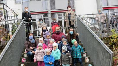 Bild: jzk
Claudia Heier (oben rechts) und Kevin Wienerl (oben links) dankten den gelben, grünen und blauen Strolchen sowie den Erzieherinnen Aurelia Hertel, Samira Lohner, Christine Tanner und Julia Scharf (sitzend von links) für die Martinslieder und -laternen.