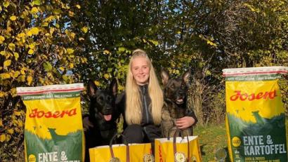 Bild: Melanie Wagner/exb 
Antonia Bauer gewann mit ihren beiden Hündinnen einige Preise bei der Oberpfalzmeisterschaft.