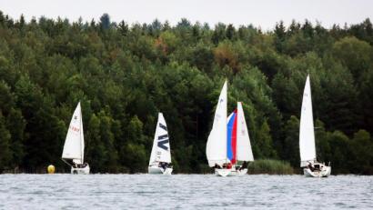 Bild: Gerhard Götz
Wald und Wasser: Auch der Yachtclub Weiden hat auf dem Brückelsee ein 24-Stunden-Regatta.