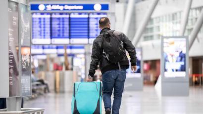 Symbolbild: Marcel Kusch/dpa
Wer sich länger als 24 Stunden in einem Risikogebiet aufgehalten hat, der muss sich in Quarantäne begeben.
