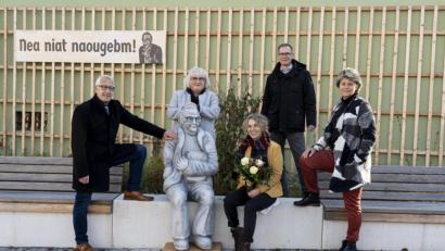 Bild: Tazeze Fetene/exb
Bürgermeister Stefan Göcking, Muck Schemm, Künstlerin Annette Hähnlein, Dritter Bürgermeister Michael Fuchs und Zweite Bürgermeisterin Marion Stowasser-Fürbringer (von links) waren bei der Übergabe der Skulptur dabei.