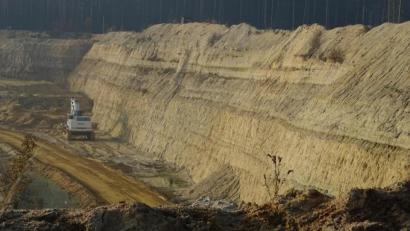 Bild: Houschka
Steil fällt der nördliche Sandgrubenrand in die Tiefe. Im bewaldeten Bereich dahinter, so sehen es die Planungen vor, soll das Stichgleis zum Tagebau führen.
