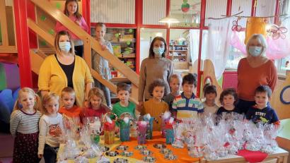 Bild: bsc
Kindergartenleiterin Nicole Lippert und die Kinderpflegerinnen Margit Rini und Helga Trottmann (mittlere Reihe von links) freuen sich mit den Kindern auf den heutigen Martinstag.
