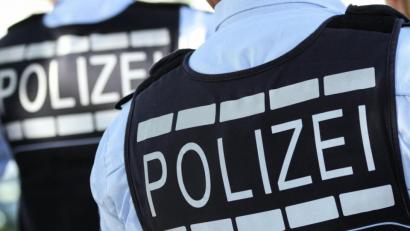 Bild: Silas Stein/dpa
In Westen gekleidete Polizisten.