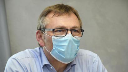 Bild: Petra Hartl
Manfred Wendl, Vorstand des Klinikums St. Marien Amberg, geht mit gutem Beispiel voran und trägt seinen Mund-Nasen-Schutz selbstverständlich, wenn er im Klinikum unterwegs ist.