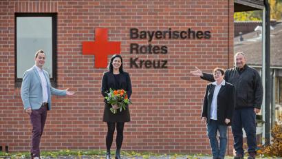 Bild: rha
Seit 1. November ist Tanja Schallmaier (mit Blumen) neue Einrichtungsleiterin im BRK-Seniorenheim Vilseck. Mit ihr freuen sich (von links) BRK-Kreisgeschäftsführer Sebastian Schaller, seine Stellvertreterin Sabine Bogner und Personalratsvorsitzender Heinz Renz.