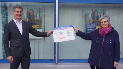 Bild: fph
Filialleiter Mathias Späth übergibt den symbolischen Spendenscheck an Helga Scherzer-Kaufmann von der Hospiz-Initiative Fichtelgebirge.