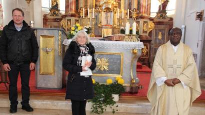 Bild: kro
Seit 30Jahren ist Karolina Kusche (Mitte) als Förderin in der Gebetsgemeinschaft für Berufe in der Kirche aktiv. Dafür überreichte ihr Pfarrer Charles Ifemeje im Auftrag des Bischofs eine Dankurkunde. Auch Pfarrgemeinderatssprecher Stefan Wurm (links) gratulierte.