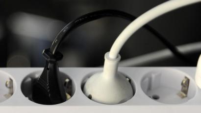 Bild: Tobias Hase/dpa
Plötzlich kommt kein Strom mehr aus dem Kabel. Die Amberger Polizei hat kurzerhand einem Stromdieb den Saft abgedreht.