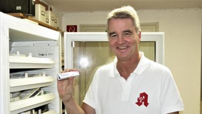 Bild: ubb
Das ist er, der begehrte Grippeimpfstoff. Gut gekühlt bewahrt ihn Christian Züllich im Arzneimittelschrank im Keller auf. Der Pressesprecher der Landkreis-Apotheken hat noch Reserven. Das ist aber nicht überall so.