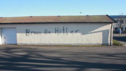 Bild: wro
Seit ein paar Tagen verunziert diese Schrift die Garagenwand am Rathaus. Zur Ergreifung des oder der Täter hat die Marktgemeinde eine Belohnung in Höhe von 500 Euro ausgesetzt.