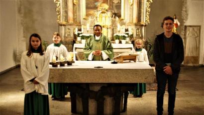 Bild: Joachim Kellner/exb
Pfarrer Cyprian Anyanwu nahm Marie Zeitler (links) in die Schar der Ministranten auf und verabschiedete langjährige Messdiener.