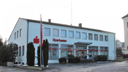 Bild: akp
Das derzeitige Gebäude der Sparkasse wird abgerissen. Damit begonnen werden soll schon im Februar 2021.