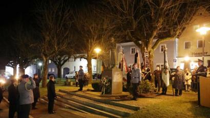 Bild: njn
Am Kriegerdenkmal legten bei der Gedenkstunde Hauptmann Thomas Härtl von der Soldaten- und Kriegerkameradschaft sowie Bürgermeister Hans Donko gemeinsam einen Kranz nieder.
