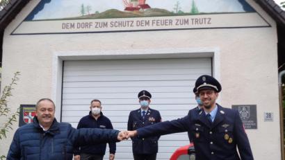 Bild: dpe
Bürgermeister Peter Dotzler (links) übergibt symbolisch die neue Tragkraftspritze der Feuerwehr Atzmannsricht an deren Kommandant Johannes Kohl (rechts).