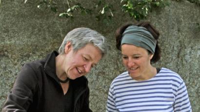 Archivbild: nm
Immer ein Lächeln im Gesicht und immer einen guten Rat auf den Lippen, so schätzten auch die Flossenbürger Verena Reimann (links). Die renommierte Künstlerin und Dozentin verstarb vor wenigen Tagen.