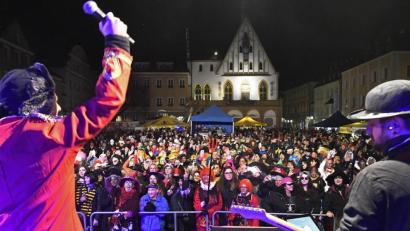Archivbild: Petra Hartl
Ambergs Marktplatz, rappelvoll – das war vor Corona, bei der Hexennacht im Februar. Nächstes Jahr wird daraus nichts: Offiziell ist die Mega-Sause, die auch für Faschingsfans außerhalb Ambergs Kult ist, zwar noch nicht abgesagt. Aber laut Stadt-Pressesprecherin Susanne Schwab „wird sie nicht stattfinden“.