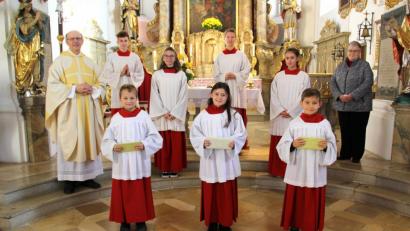 Bild: boj
Beim Festgottesdienst zum Kirchenpatrozinium wurden Andreas Uschold, Laura Mathes und Johannes Portner (vorne) in die Schar der Ministranten aufgenommen. Zugleich verabschiedeten Pfarrer Herbert Rösl und Mesnerin Renate Pflug die ausscheidenden Messdiener Johannes Scherr, Rebecca Scherr, Kristin Kiener und Hannah Dobmeier (im Hintergrund).