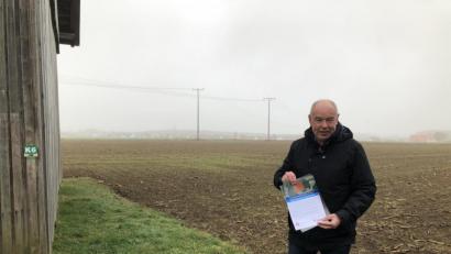Bild: eik
Kümmersbrucks Bürgermeister Roland Strehl in Köfering vor der Fläche, auf der eine Firma aus dem Schwäbischen einen Solarpark bauen will.