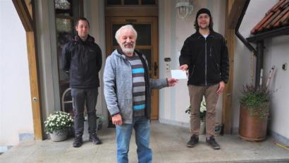 Bild: wmi
Vor 39 Jahren startete Hans Karl (Mitte) „sein“ Projekt, um Hilfe in Osteuropa zu leisten. Jonas Leipold (links) und Tobias Fehlner (rechts) von der Dorfgemeinschaft Ernstfeld unterstützen die Aktion mit 555 Euro.