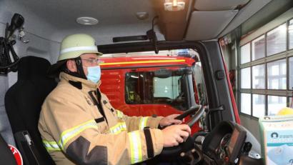 Bild: Gerhard Götz
Für die großen Feuerwehrfahrzeuge ist eine Fahrerlaubnis der Klasse CE erforderlich. Die Stadt Nabburg will nun jährlich einen neuen Führerschein-Absolventen unterstützen.