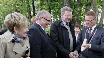 Archivbild: Grüner
Ein Erfolg, auf den Franz Stahl (rechts) lange hingearbeitet hatte, war die Gartenschau „Natur in Tirschenreuth“ vor sieben Jahren. Zur Eröffnung konnte Stahl auch den damaligen Umweltminister Dr.Marcel Huber (Zweiter von rechts) in der Kreisstadt willkommen heißen.