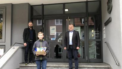 Bild: exb
Bürgermeister Karlheinz Budnik und Alexander Herzner gratulieren dem Gewinner der Fairtrade-Stadtrallye, Jakob Ernsberger