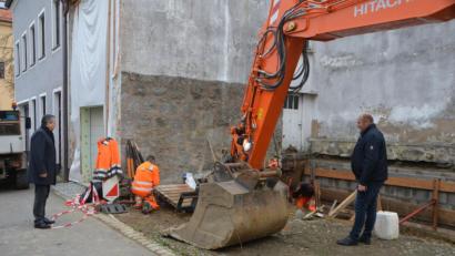 Bild: dob
An der Stelle, an der ehemals ein kleines Häuschen für eine enge Durchfahrtsbreite in die Rathausgasse sorgte, sollen nun E-Ladesäulen und eine öffentliche WC-Anlage gebaut werden. Das Nadelöhr gehört damit der Vergangenheit an.
