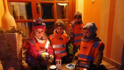 Bild: mnt
Viele Häuser hatten ihre Laternen vor ihren Haustüren platziert, um das Martinsfeuer von den Kindern entfachen zu lassen.